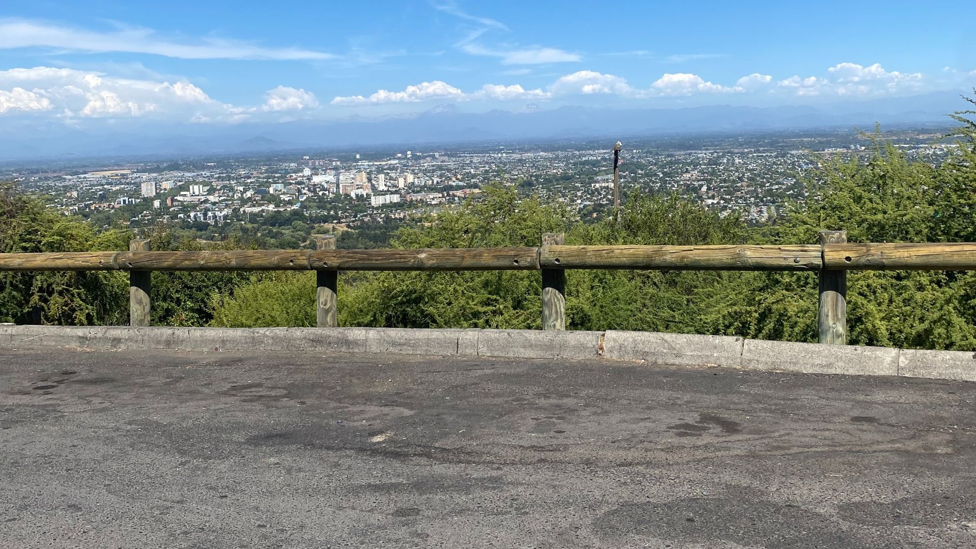 Fotografía de la barra delimitante del mirador, se encuentra al costado del camino